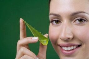Aloe vera juice can revitalize the skin around the eyes