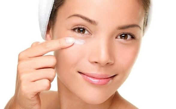 Apply cream to rejuvenate the skin around the eyes