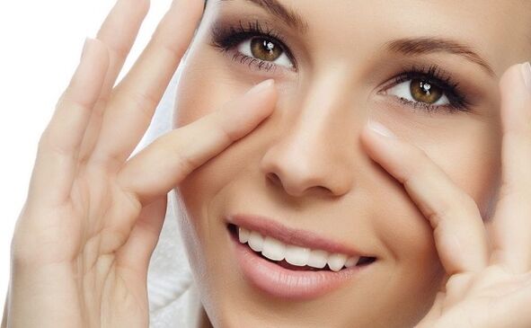 Self-massage of the skin around the eyes to rejuvenate