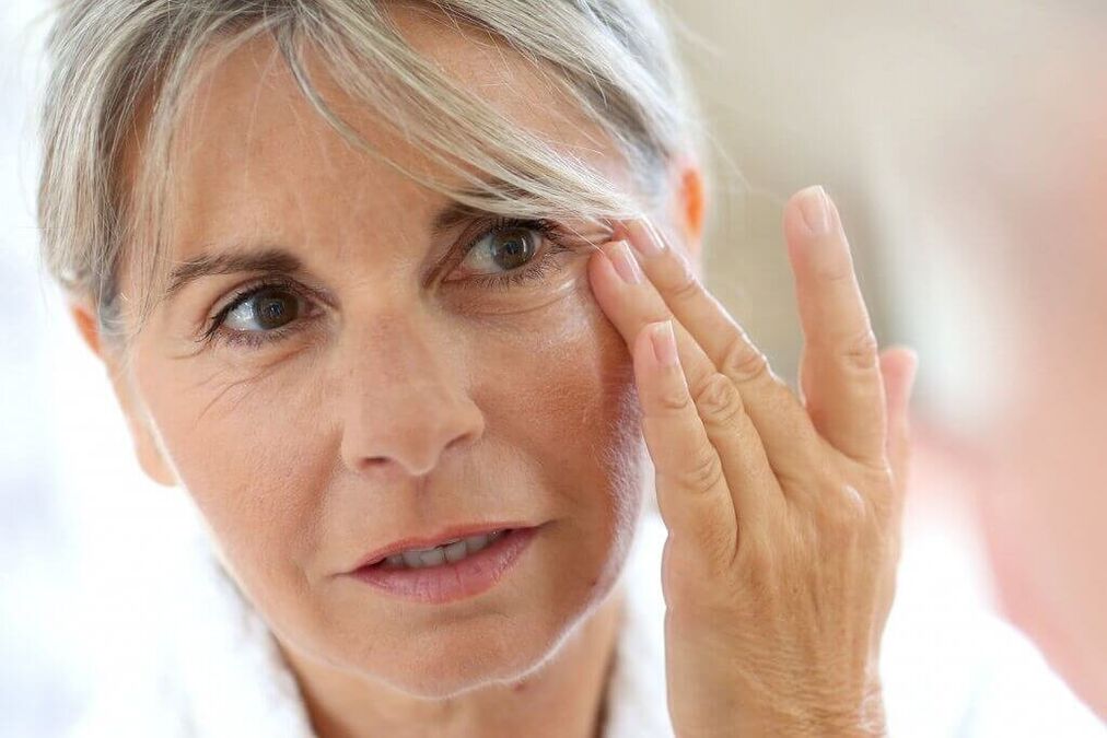 Woman rejuvenates skin around eyes