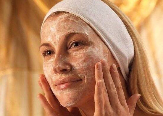 Masks with pomegranate seed oil make wrinkles less noticeable