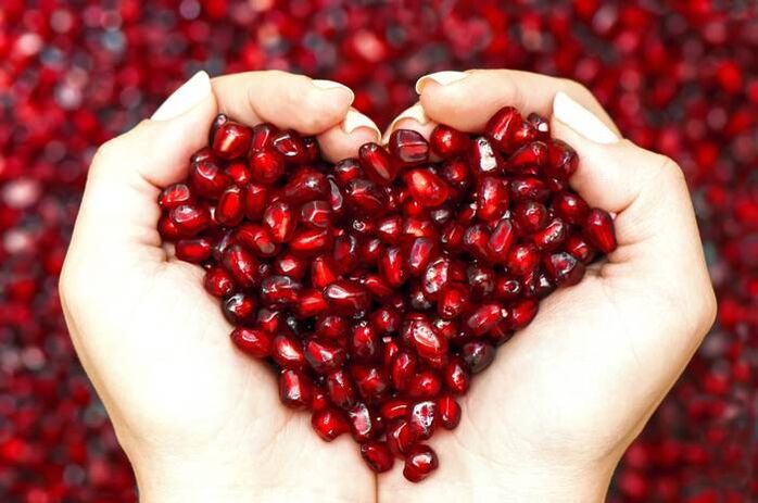 Oil extracted from pomegranate seeds restores facial complexion and protects against UV radiation. 